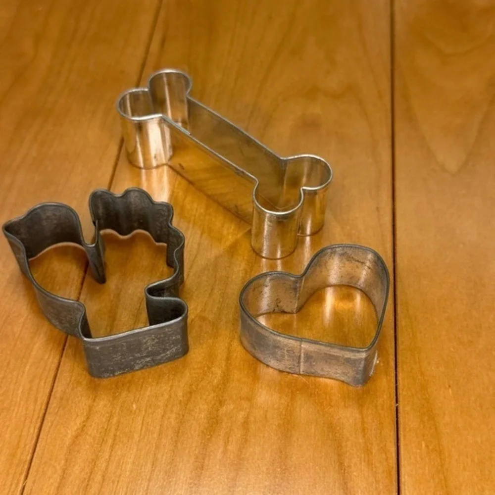 Vintage Metal Cookie Cutter Set – Bone Turkey Heart Shapes